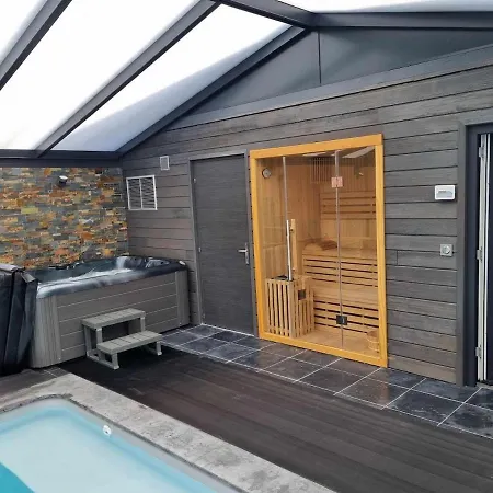 Et Espace Bien-etre Piscine, Sauna, Jacuzzi Feriehus